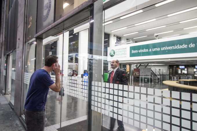 Prédio onde funciona campus da Universidade Anhembi Morumbi na avenida Paulista, em São Paulo, é evacuado após reflexos do terremoto ocorrido no Chile, na noite dessa quarta- feira (16). Alunos que chegavam na faculdade se depararam com as portas trancadas. *Foto: MARCELO BRAMMER/BRAZIL PHOTO PRESS/ESTADÃO CONTEÚDO**