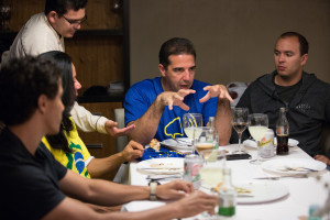 Militantes do Vem Pra Rua se reúnem no restaurante Belini, em Brasília, para planejar protesto.