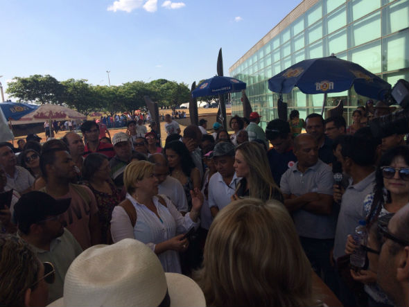 A presidente da Câmara Legislativa, Celina Leão (PDT), saiu da Casa para conversar com representantes dos manifestantes