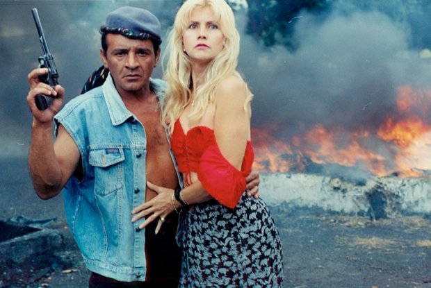 Afonso Brazza e Claudette Joubert durante as filmagens de "No Eixo da Morte" (1998): Foto: Divulgação.