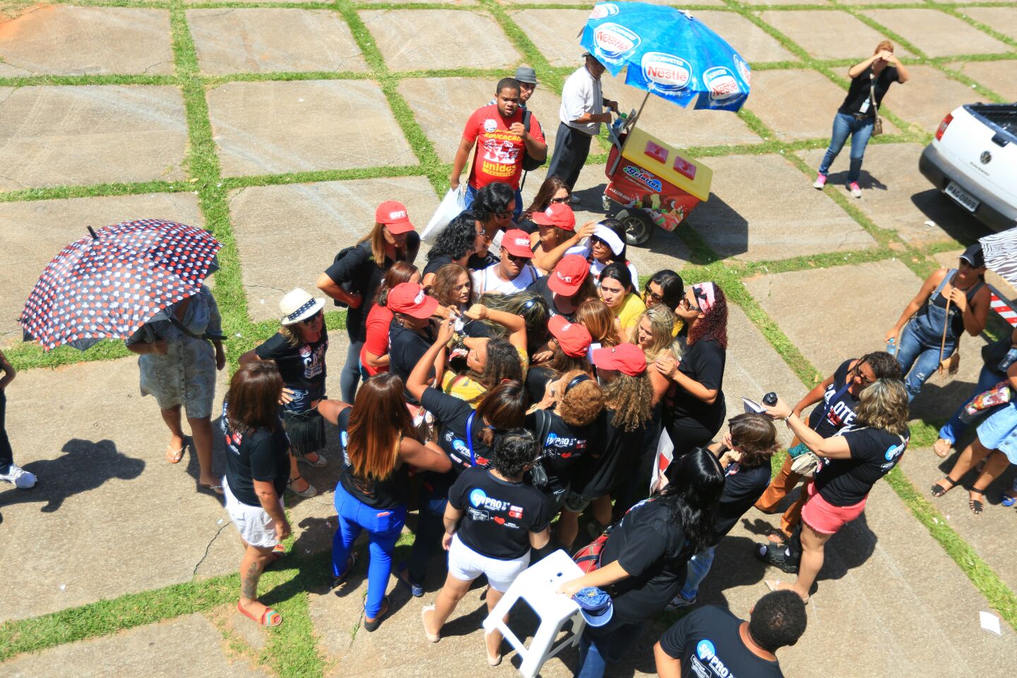 Professores se organizam para falar no carro de som do sindicato*Foto: Rafaela Felicciano/Metrópoles**