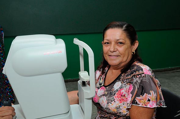 A dona de casa Maria Bezerra Alves, 52, foi a primeira a pegar senha para o atendimento oftalmológico *Foto: Toninho Tavares/Agência Brasília**