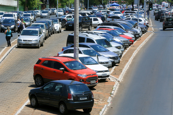 Brasília(DF), 02/10/2015 - Estacionamento irregular no Setor Comercial Sul. Multas de trânsito . Foto: Rafaela Felicciano/Metrópoles