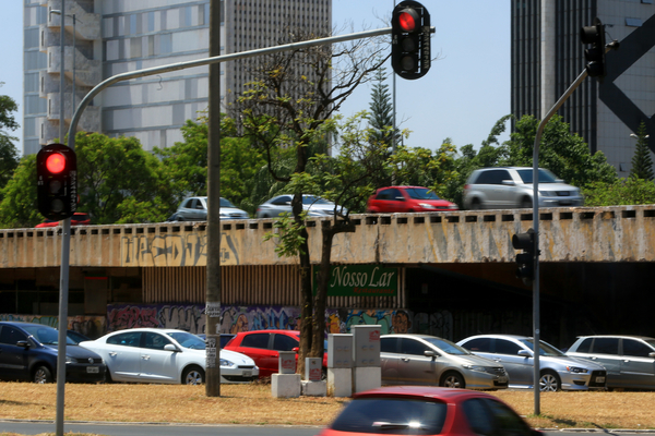 Brasília(DF), 02/10/2015 - Avanço de sinal entre o setor bancário e setor comercial. Multas de trânsito . Foto: Rafaela Felicciano/Metrópoles