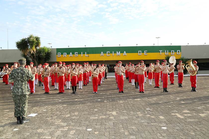 Atraso na entrega de uniformes prejudica alunos de colégios militares