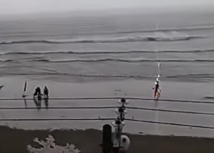 Vídeo mostra momento em que jovem é atingida por raio em praia de SP