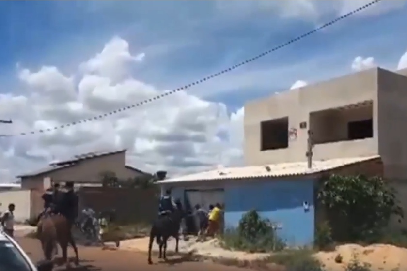 Vídeo vizinhos tentam invadir casa do suspeito de matar Ana Clara