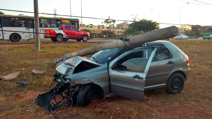 Acidente No Sudoeste Envolvendo Dois Carros Acaba Poste Derrubado