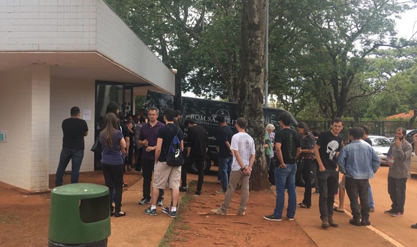 Emocionados Amigos Se Despedem De Arlon Em Bras Lia Metr Poles