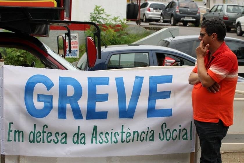 Secretaria corta ponto de servidores da assistência social em greve no