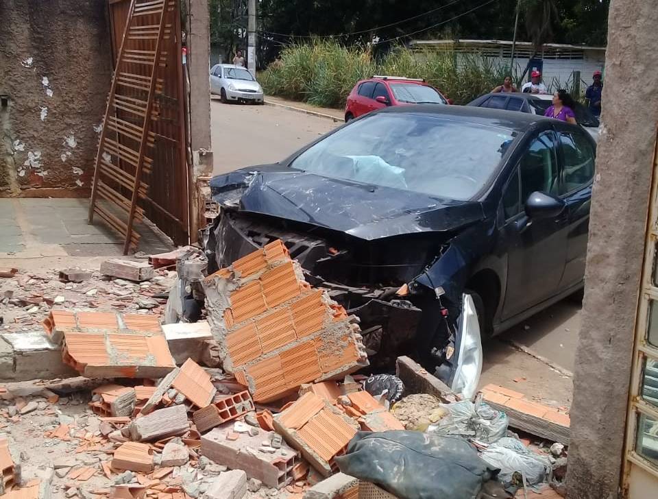 Motorista Perde Controle Do Carro Derruba Muro E Invade Casa No Df