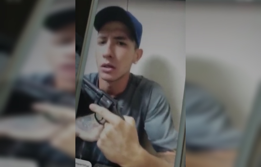 V Deo Bandido Invade Casa Faz Ref M E Transmite Tudo Pelo Facebook