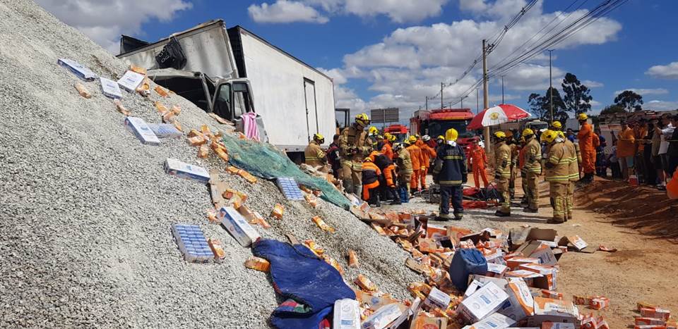 DF caminhoneiro fica gravemente ferido após colidir em monte de brita