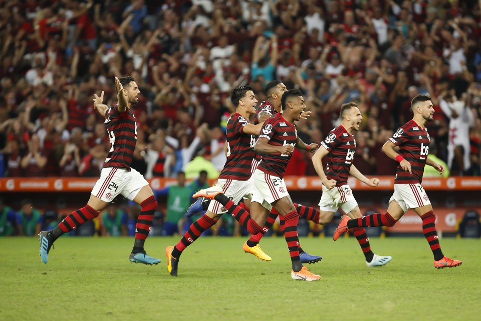 Arbitragem foi ruim na vitória do Flamengo sobre o Emelec Metrópoles