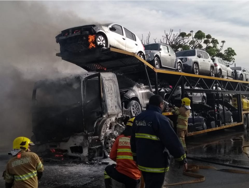 Vídeos Carreta que transportava veículos pega fogo na Epia Norte