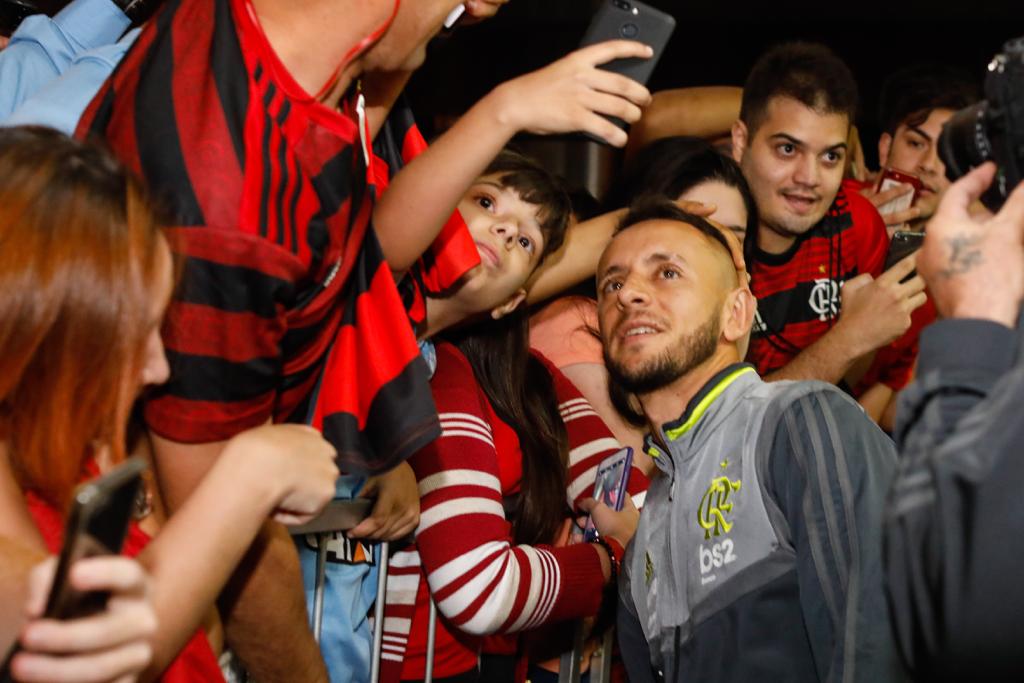 Chegada do Flamengo a Brasília reúne cerca de 100 torcedores em hotel