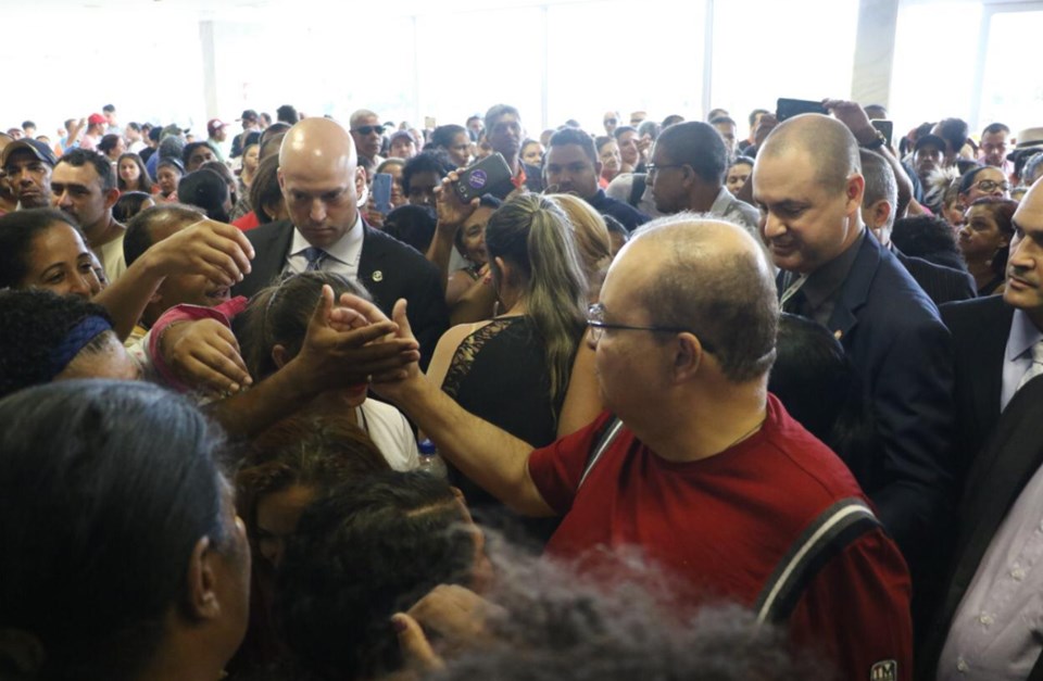 Ibaneis garante readmissão de 400 trabalhadores da limpeza Metrópoles