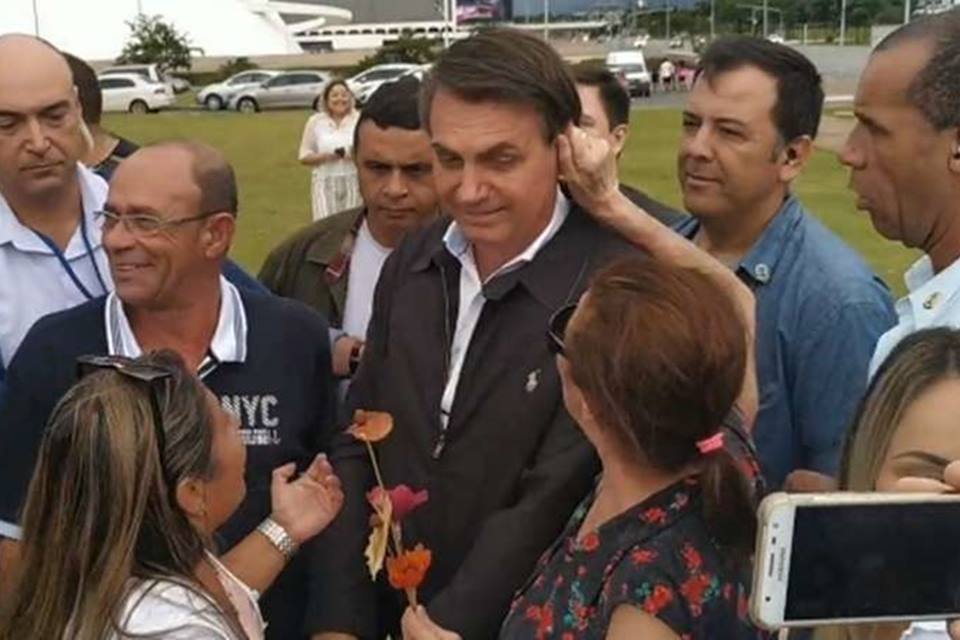 Bolsonaro Recebe Pux O De Orelha De Apoiadora Em Passeio Veja Metr Poles