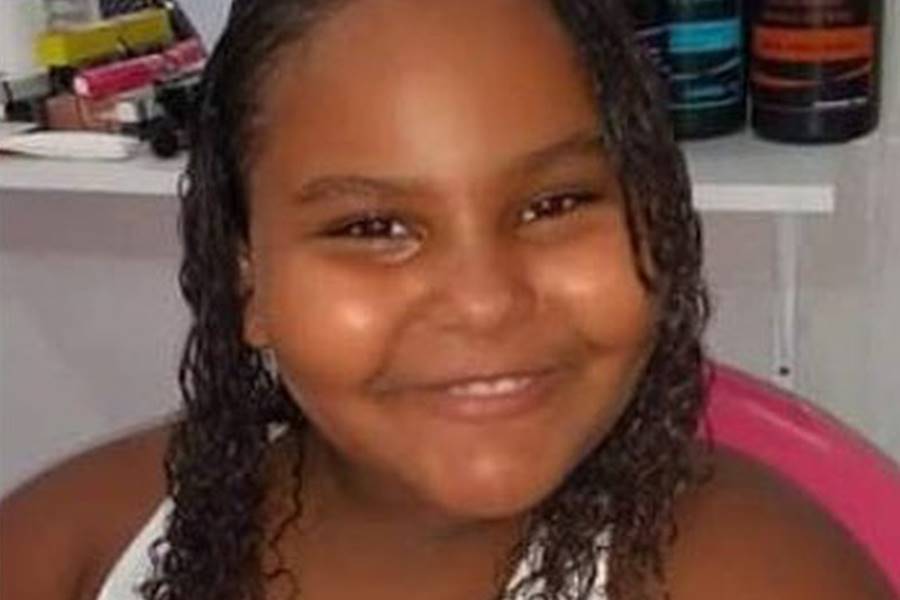 Corpo de menina baleada em sofá de casa é enterrado no RJ Metrópoles