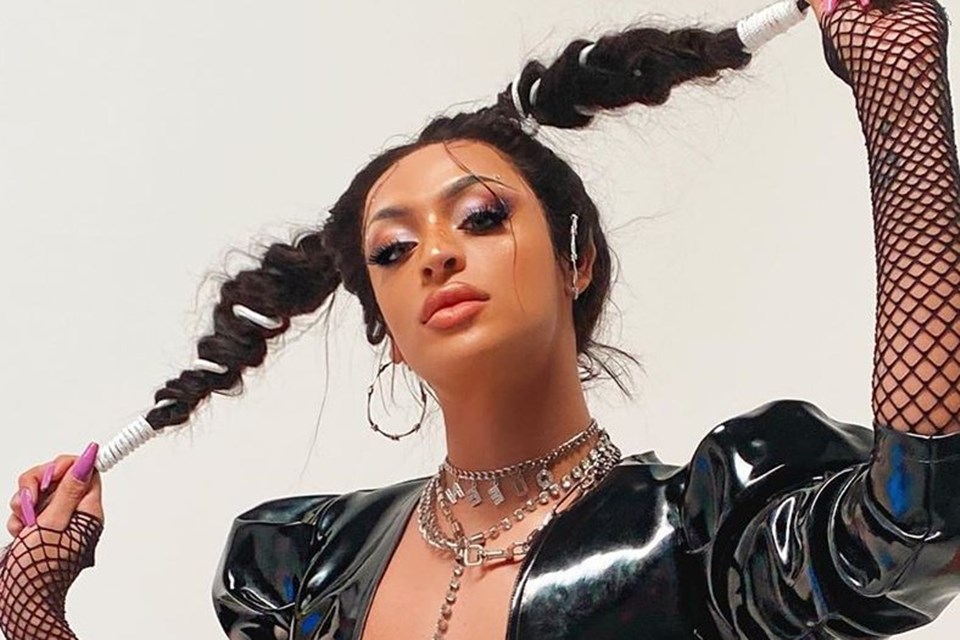 Pabllo Vittar Posa Seminua E Detalhe Choca F S Voc Insana