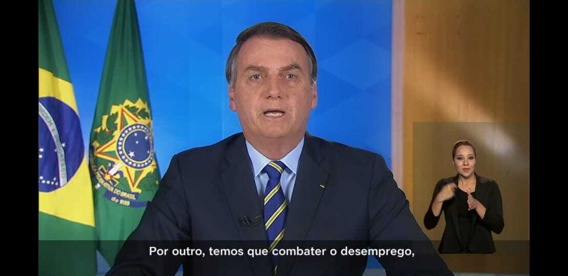 Bolsonaro baixa tom e diz que missão é salvar vidas e empregos