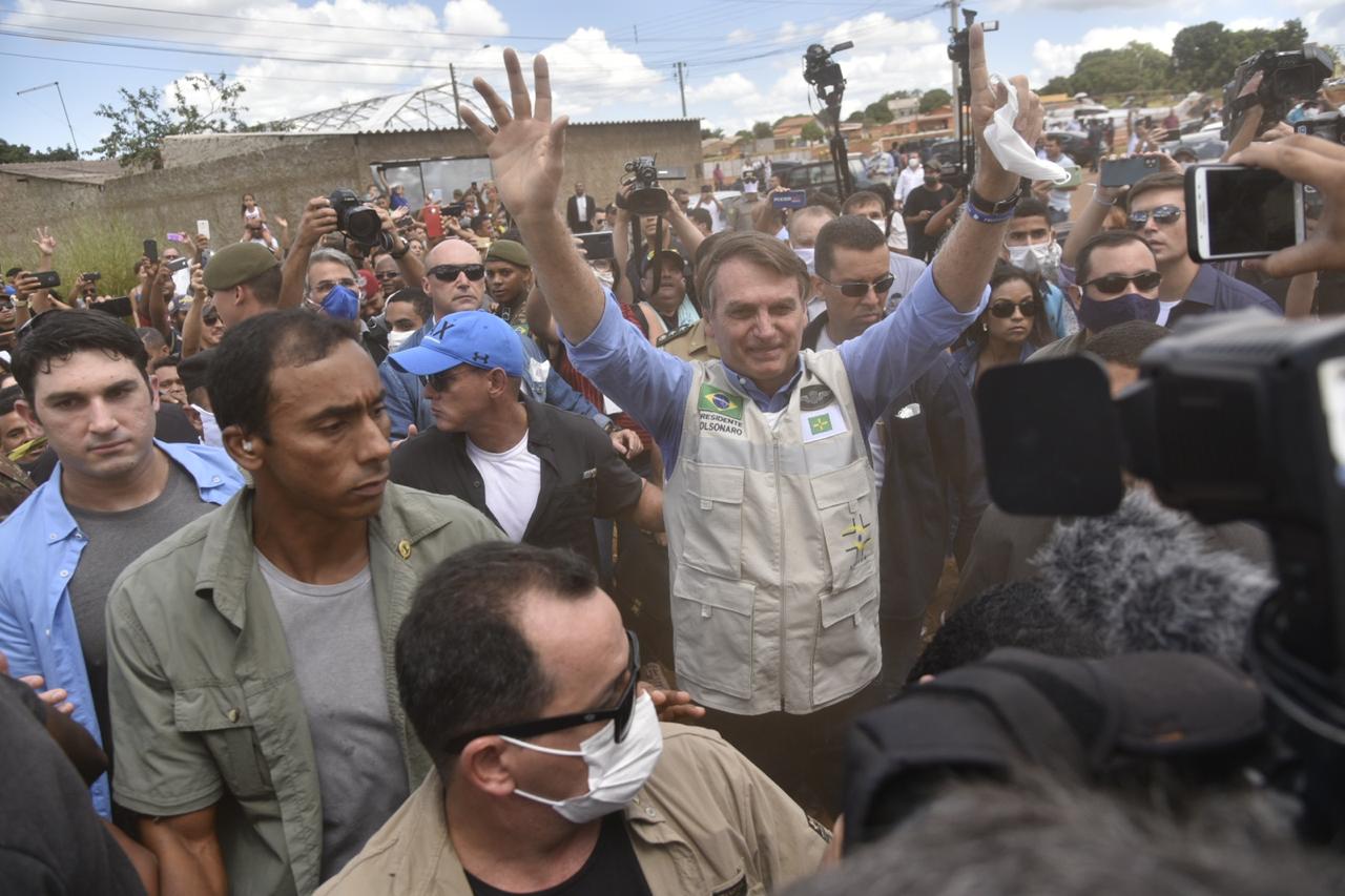 Isolamento Bolsonaro Cercado Por Apoiadores Em Visita A Obra