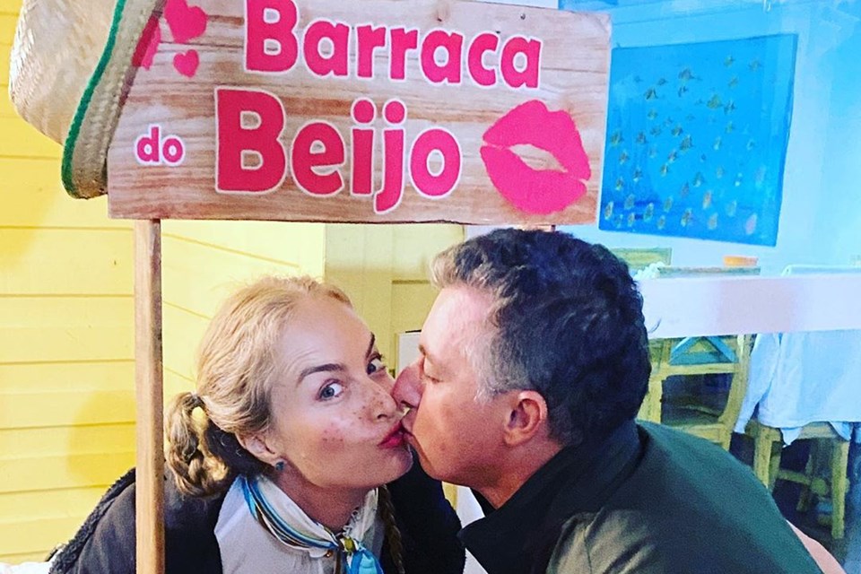 Isolados e festa junina Angélica e Luciano Huck fazem arraiá em