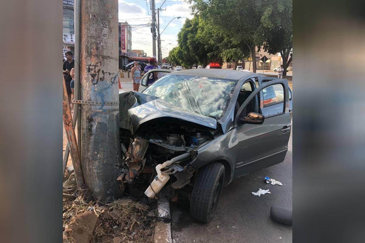 Adolescente de 15 anos fica em estado grave após carro bater em poste