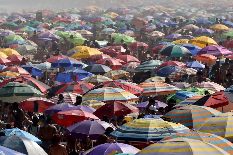 Banhistas Ignoram A Pandemia E Voltam A Lotar Praias Do Rio De Janeiro