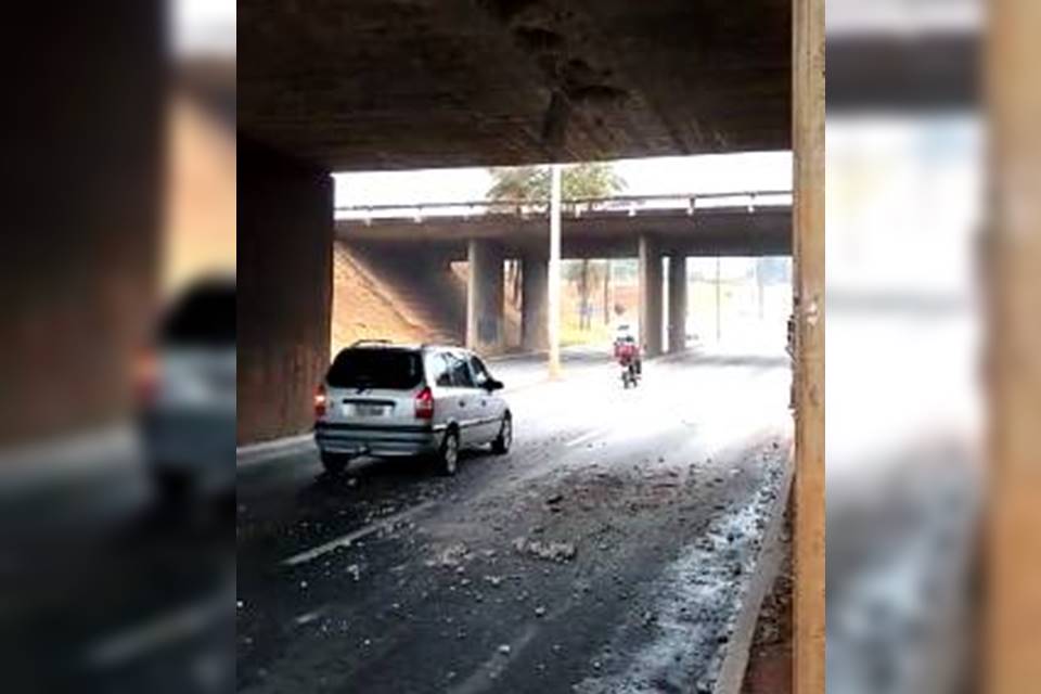 V Deo Viaduto Perto Da Ponte Costa E Silva Solta Placas E Quase Atinge