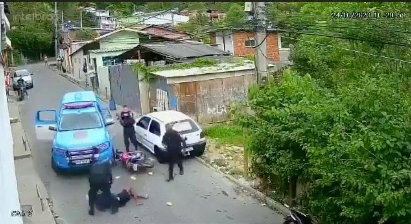 Vídeo PMs do Rio atropelam motociclista e o jogam no chão para revistá