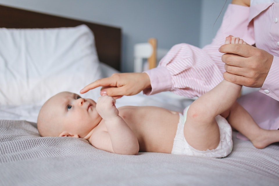 Mulher que não queria filhos obriga marido a trocar fraldas de bebê