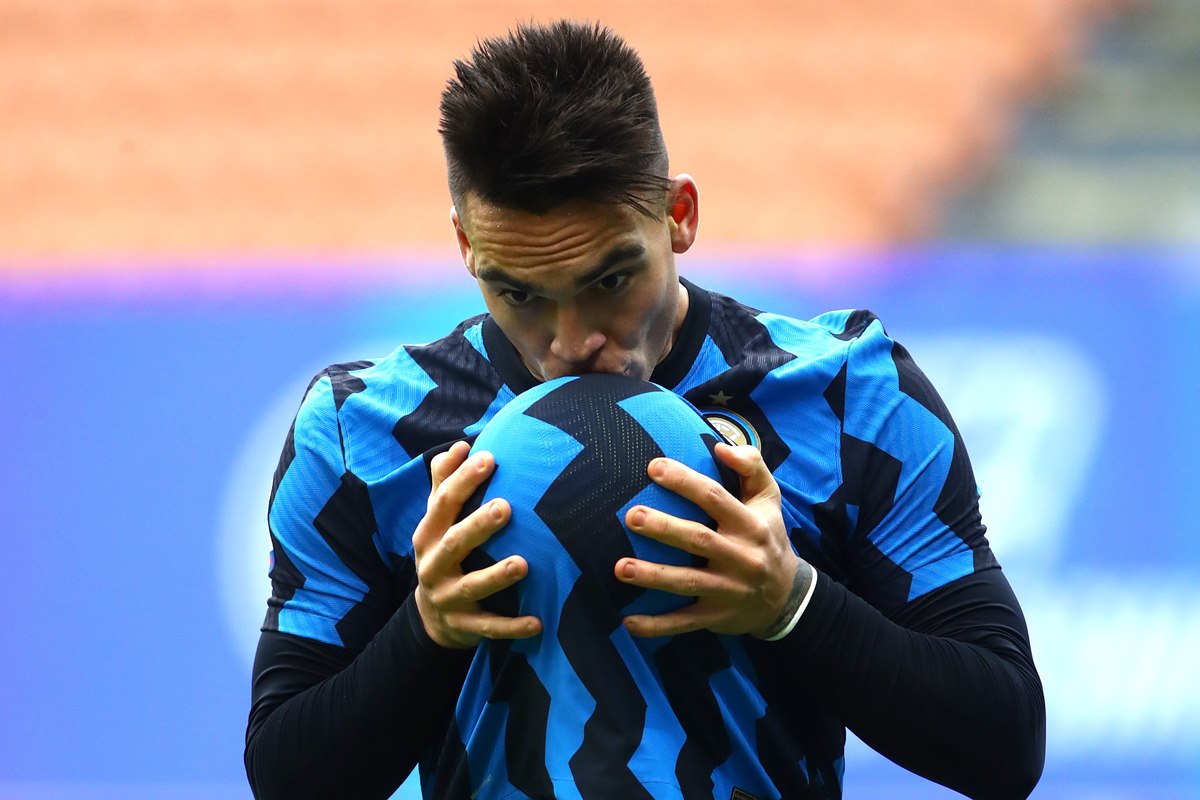 Lautaro Martínez faz 3 Inter de Milão goleia e assume liderança na