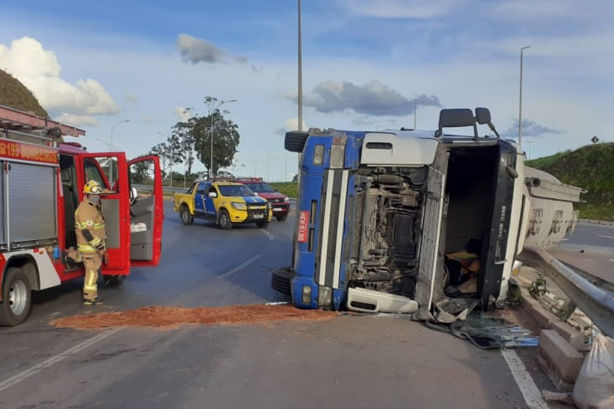 Carreta Tomba E Complica Tr Nsito Em Via Movimentada Do Df Metr Poles