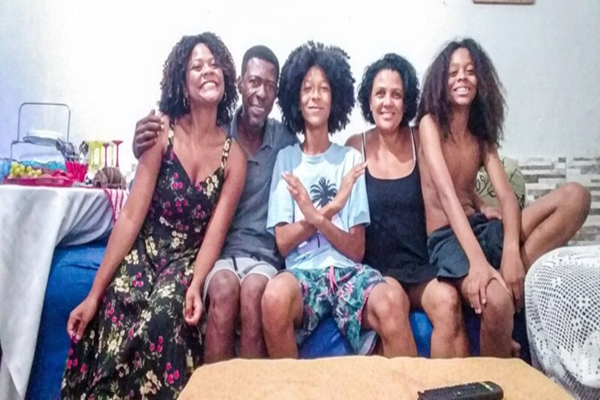 Família faz vaquinha para pagar tratamento de jovem doença rara no