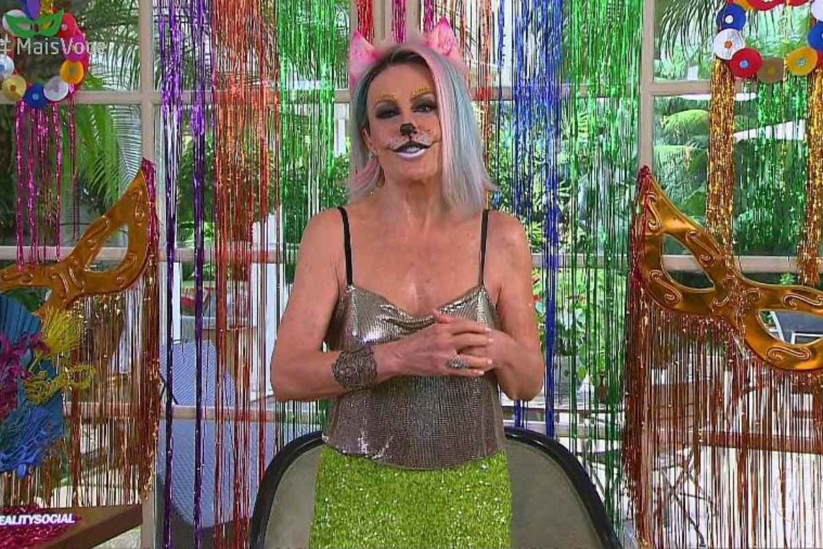 Ana Maria Braga surge fantasiada de gata para o Carnaval do Mais Você