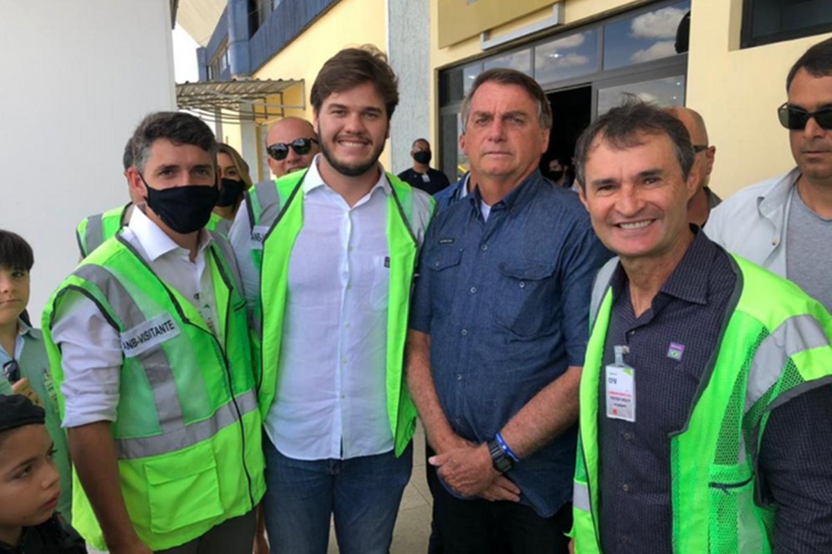 Bolsonaro desembarca em Campina Grande e é recebido por apoiadores