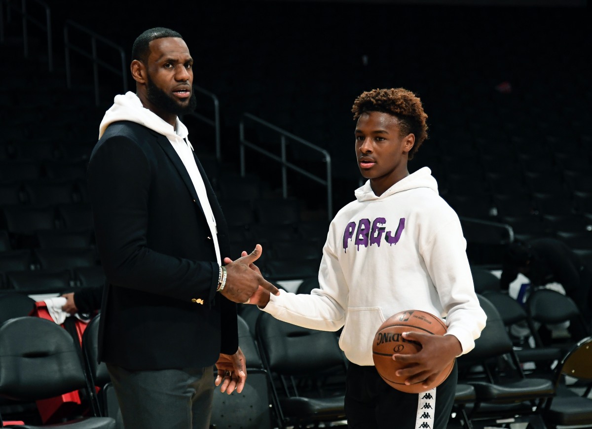 Filho de Lebron James de 18 anos sofre parada cardíaca em treino