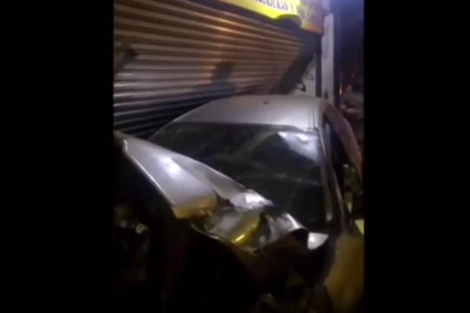 Vídeo carro desgovernado derruba poste e invade loja em Goiânia