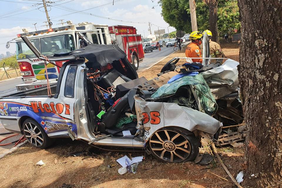 Preso Nas Ferragens Motorista Que Bateu Em Rvore Est Em Estado Grave