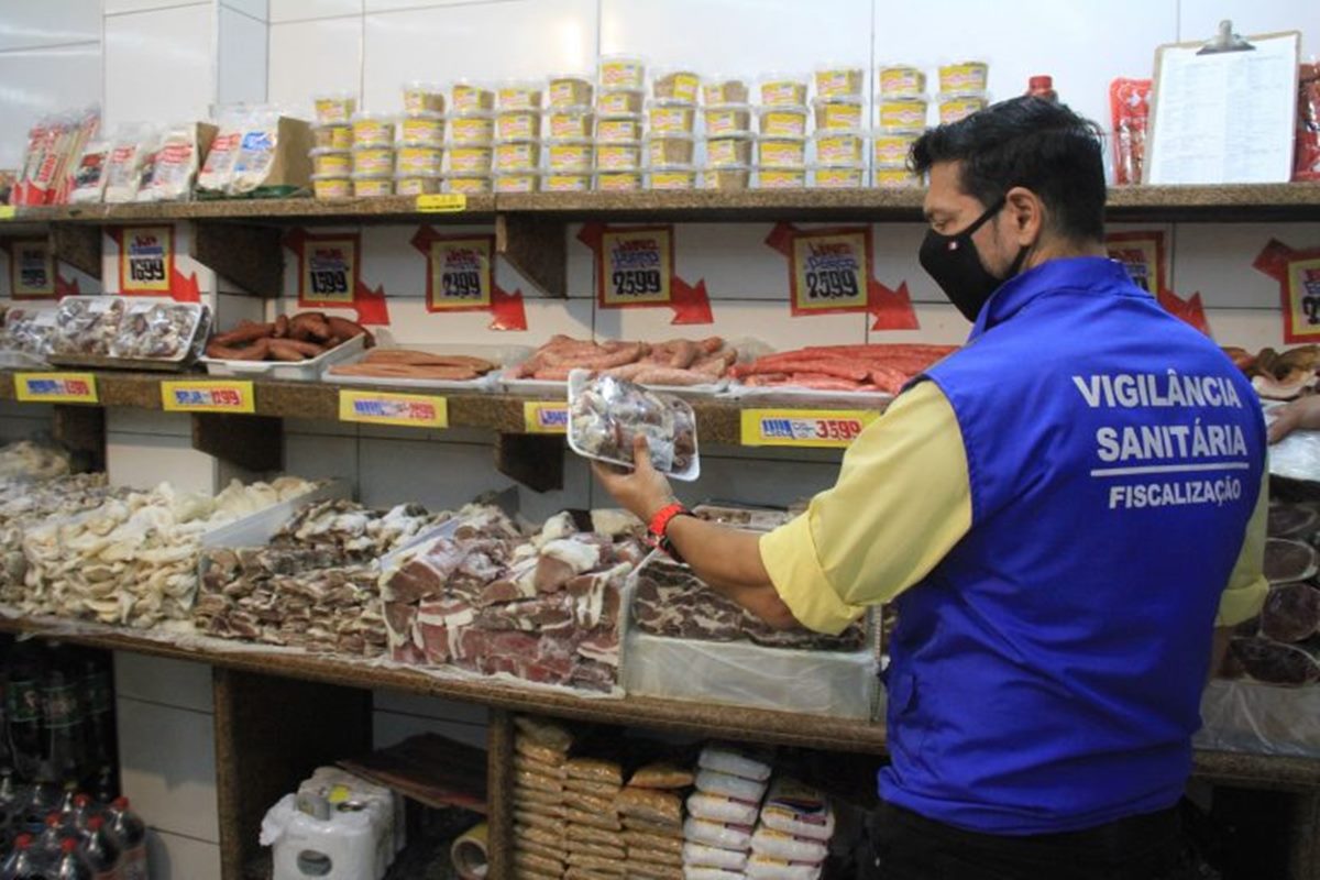 Vigilância encontra tonelada de alimentos vencidos em mercado Metrópoles