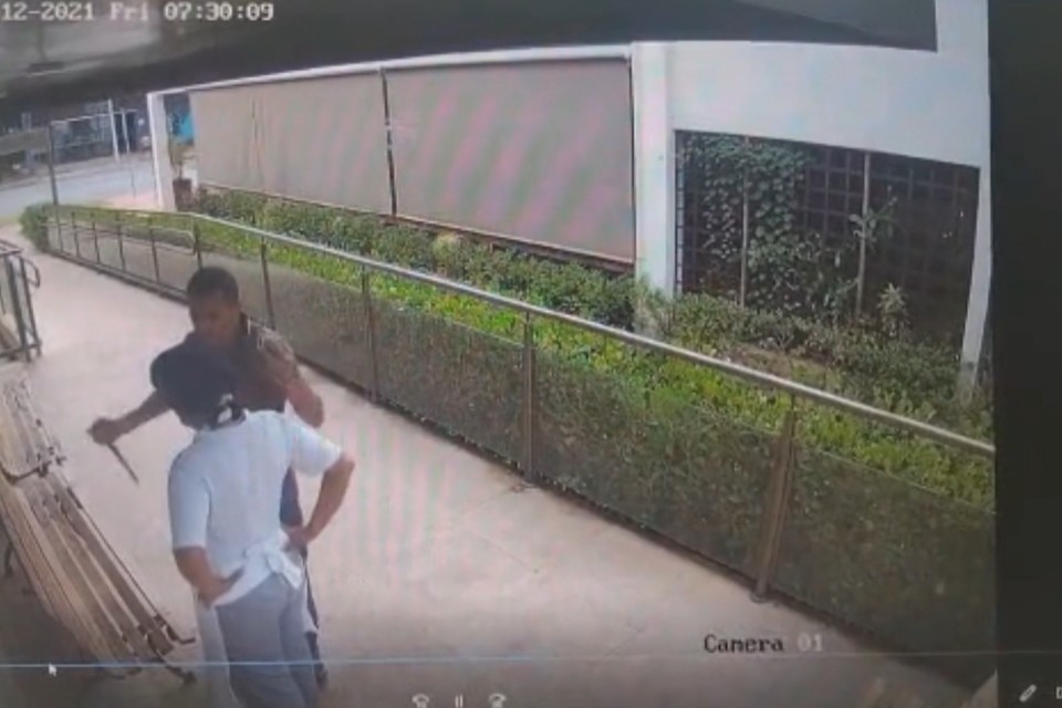 Homem Procura Ex Mulher No Trabalho E A Ataca Golpes De Fac O