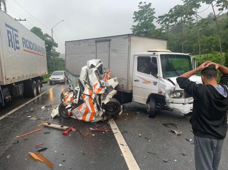 Carro vira bola de metal em grave acidente entre SC e PR Metrópoles