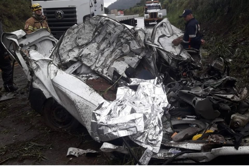 Carreta tomba e duas pessoas morrem após carro ser esmagado em MG