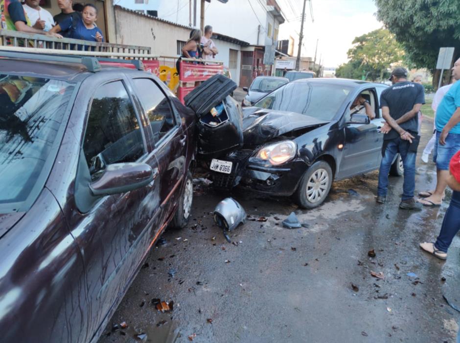 V Deo Motociclista Escapa Ileso Ap S Ser Prensado Por Carros No Df