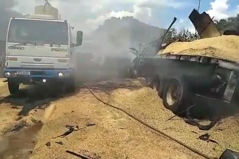 V Deo Carretas Batem De Frente E Pegam Fogo Na Br Em Goi S