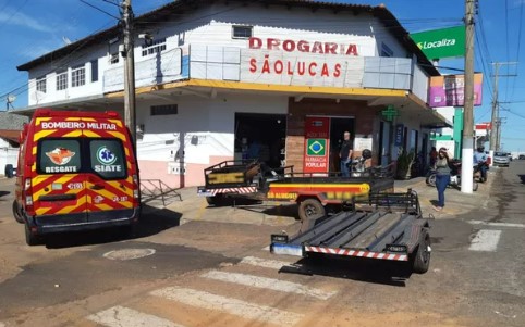 Carretinha se solta de carro invade farmácia e derruba cliente vídeo