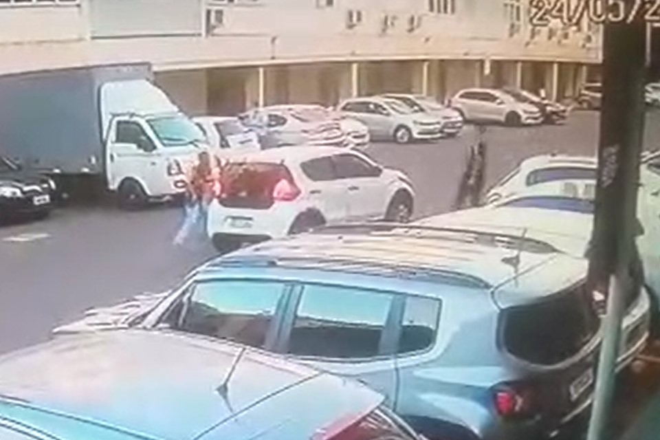 Vídeo ladrão tenta invadir carro mas é impedido e perseguido no DF