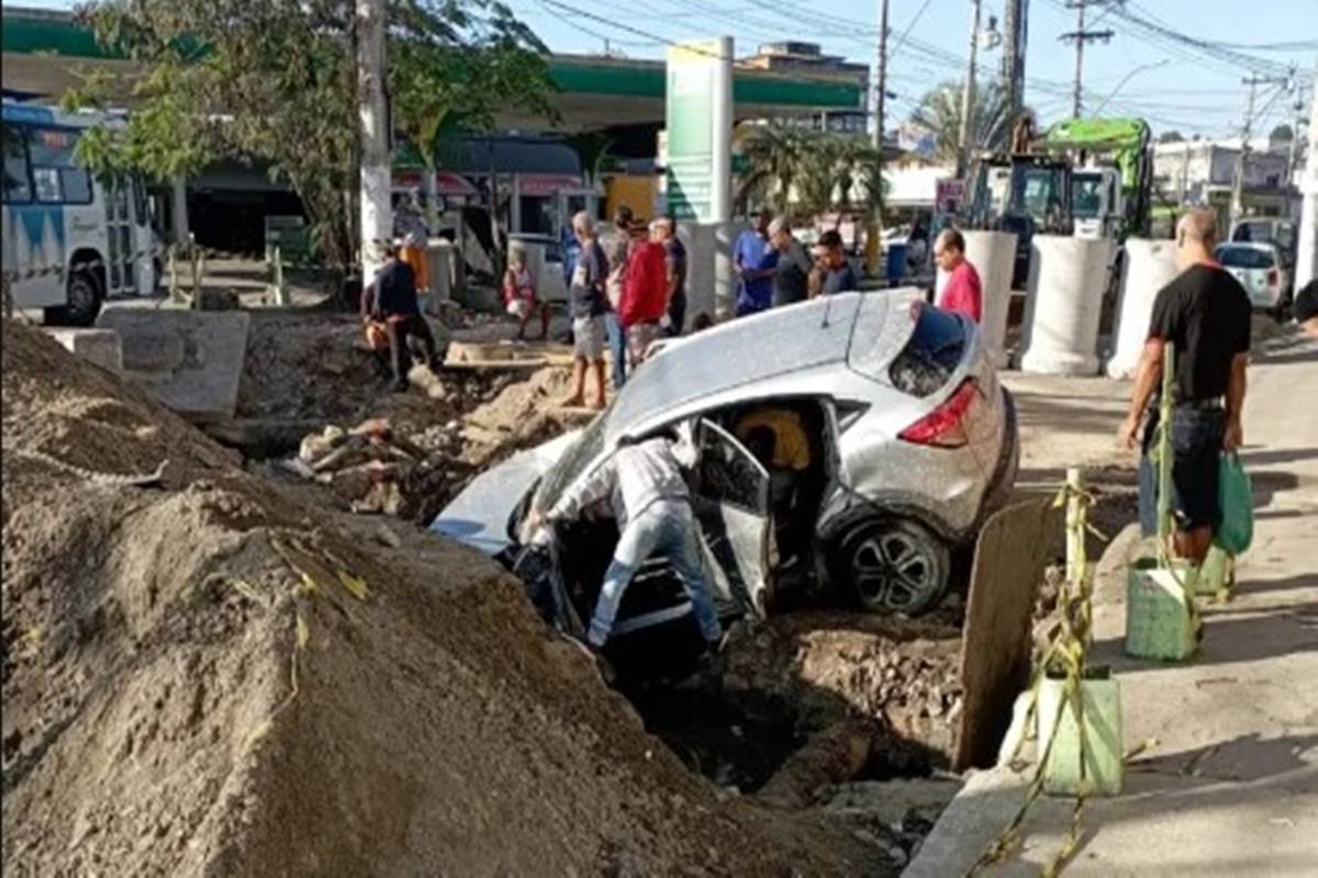 Carro cai em buraco enorme no Rio de Janeiro por falta de sinalização