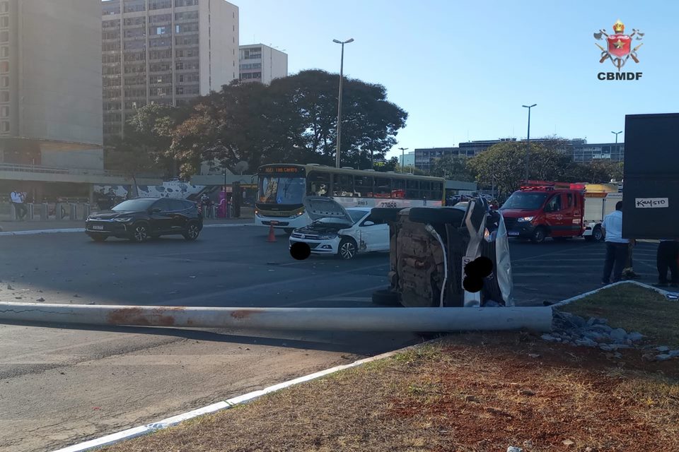 Batida entre carros provoca queda de poste na área central do DF